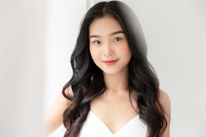 mặc đầm body làm tóc gì